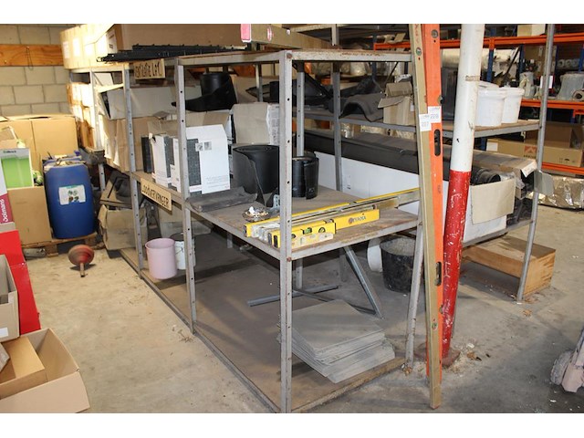 Drie stellingen met houten legbladen. afmeting 303 x 80 x 214 cm en 400 x 80 x 157 cm. en 400 x 160 x 157cm. - afbeelding 2 van  4