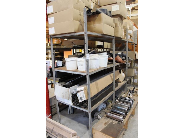 Drie stellingen met houten legbladen. afmeting 303 x 80 x 214 cm en 400 x 80 x 157 cm. en 400 x 160 x 157cm. - afbeelding 3 van  4