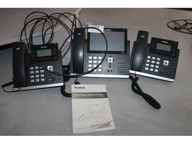 Drie telefoontoestellen yealink waaronder ultra-elegant gigabit ip phone sip-t48g. - afbeelding 1 van  1