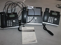 Drie telefoontoestellen yealink waaronder ultra-elegant gigabit ip phone sip-t48g. - afbeelding 1 van  1