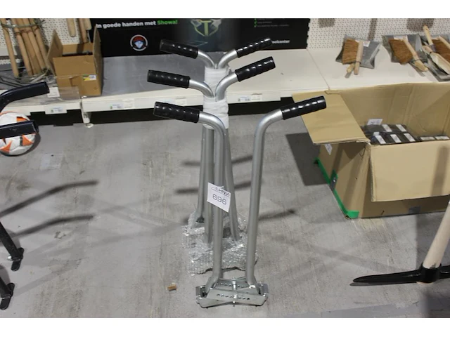 Drie trottoirbanddragers labora tools. - afbeelding 1 van  2