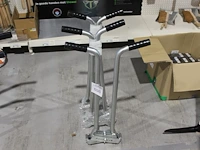 Drie trottoirbanddragers labora tools. - afbeelding 1 van  2