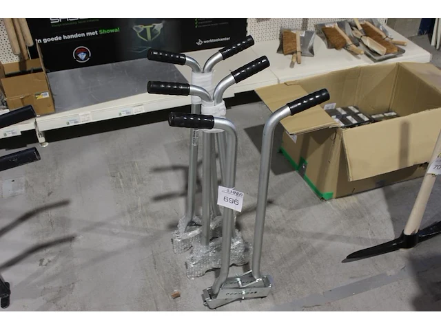 Drie trottoirbanddragers labora tools. - afbeelding 2 van  2