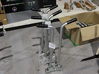 Drie trottoirbanddragers labora tools. - afbeelding 2 van  2