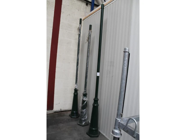 Drie tuinlantaarnpalen groen w.o. hoogte circa 250 cm. - afbeelding 2 van  2