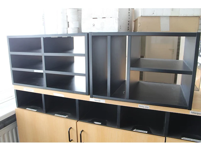 Drie vakkenopzetkasten. afmetingen 160 x 34 x 42 cm, 55 x 58 x 40 cm en 66 x 58 x 40 cm. - afbeelding 1 van  2