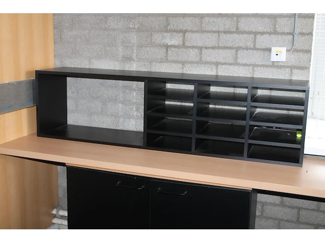 Drie vakkenopzetkasten. afmetingen 160 x 34 x 42 cm, 55 x 58 x 40 cm en 66 x 58 x 40 cm. - afbeelding 2 van  2