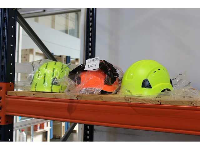 Drie veiligheidshelmen. - afbeelding 1 van  2