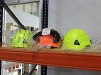 Drie veiligheidshelmen. - afbeelding 1 van  2