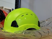 Drie veiligheidshelmen. - afbeelding 2 van  2