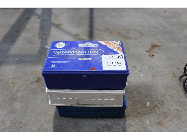 Drie verbanddozen. - afbeelding 1 van  1