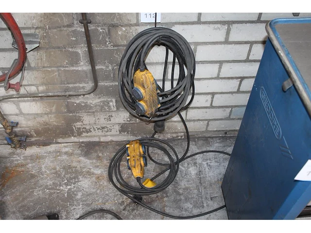 Drie verlengkabels / stekkerdozen 230v. - afbeelding 2 van  2