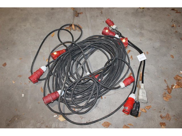 Drie verlengsnoeren en 3 verloopstekkers. - afbeelding 1 van  1