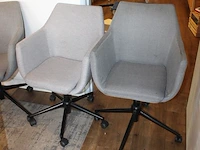 Drie verrijdbare bureaustoelen met lichte gebruikssporen. - afbeelding 2 van  2