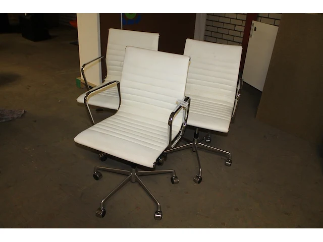 Drie verrijdbare bureaustoelen met wit kunstlederen bekleding - afbeelding 1 van  2