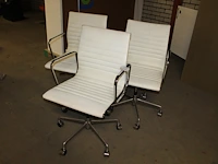 Drie verrijdbare bureaustoelen met wit kunstlederen bekleding - afbeelding 1 van  2