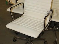 Drie verrijdbare bureaustoelen met wit kunstlederen bekleding - afbeelding 2 van  2