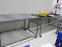 Drie verrijdbare rvs spoeltafels met raster topblad. afmeting o.a. 150 x 100 x 96 cm. - afbeelding 1 van  2