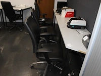 Drie verrijdbare zwarte bureaustoelen. - afbeelding 1 van  2