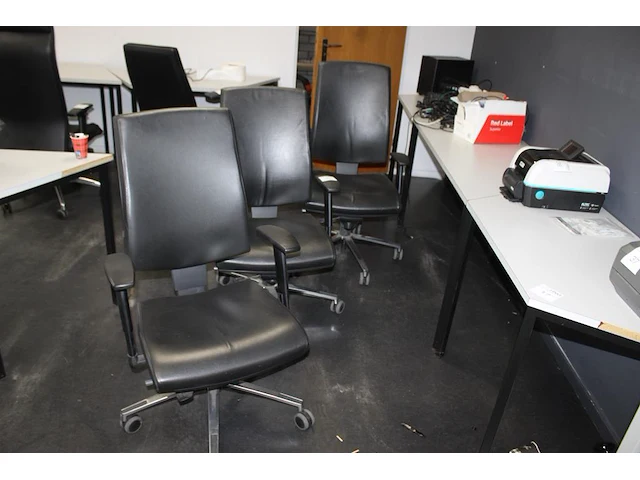 Drie verrijdbare zwarte bureaustoelen. - afbeelding 2 van  2