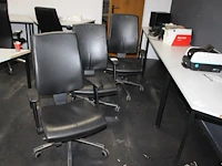 Drie verrijdbare zwarte bureaustoelen. - afbeelding 2 van  2