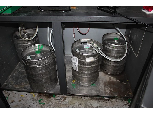 Drie volle fusten bier heineken met houdbaarheidsdatum juni en juli 2025. - afbeelding 1 van  2