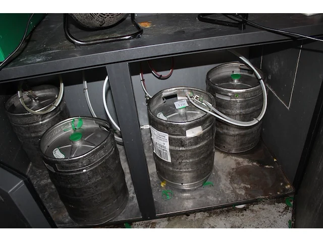 Drie volle fusten bier heineken met houdbaarheidsdatum juni en juli 2025. - afbeelding 2 van  2