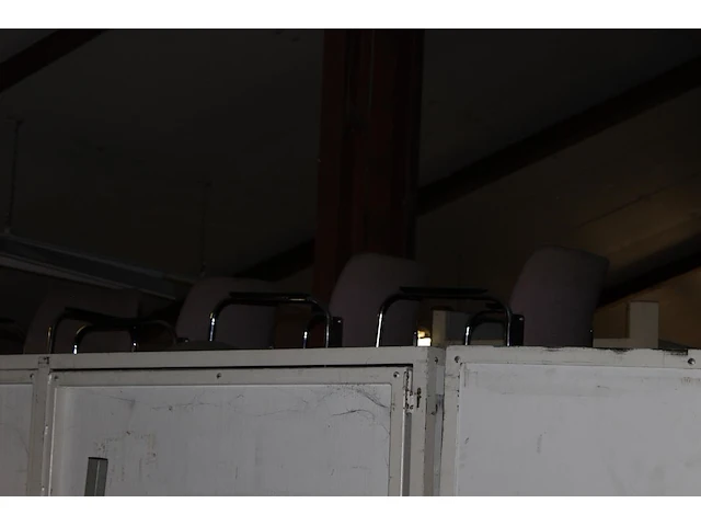 Drie voorraadwagens t.b.v. stoelen, 237 x 117 x 194 cm, gevuld met div stoelen. - afbeelding 3 van  3