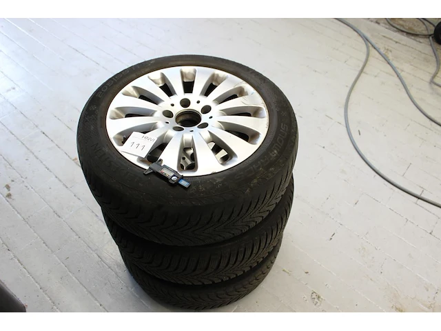 Drie winterbanden vredestein 205/55r16 met profieldiepte 4-5 mm op aluminium velgen. - afbeelding 1 van  3