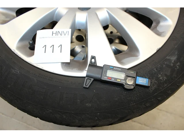 Drie winterbanden vredestein 205/55r16 met profieldiepte 4-5 mm op aluminium velgen. - afbeelding 2 van  3