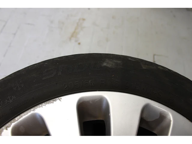 Drie winterbanden vredestein 205/55r16 met profieldiepte 4-5 mm op aluminium velgen. - afbeelding 3 van  3