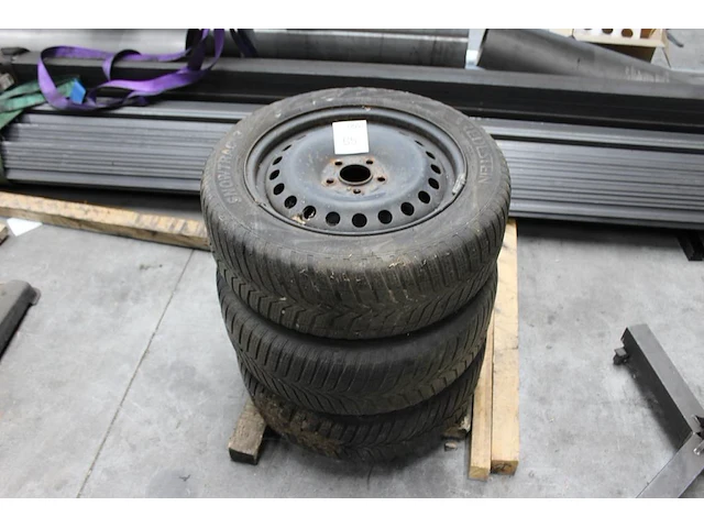 Drie winterbanden vredestein met velg en maatvoering 205/55r16 91h. - afbeelding 1 van  2