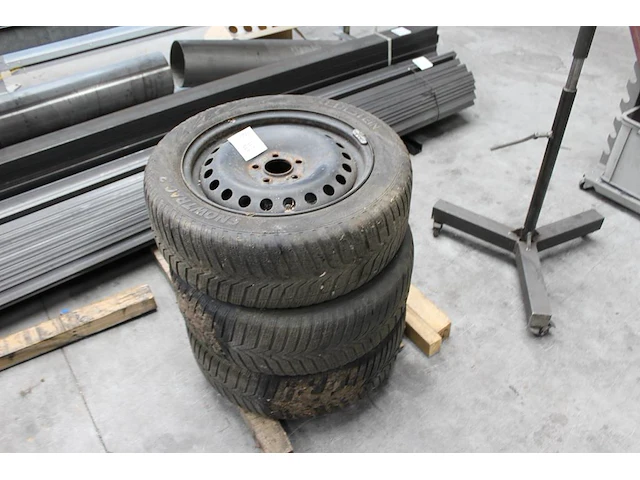 Drie winterbanden vredestein met velg en maatvoering 205/55r16 91h. - afbeelding 2 van  2