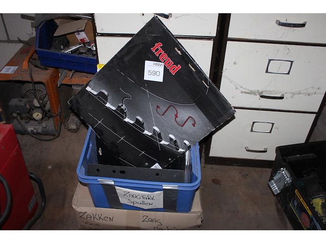 Drie zaagbladen in diverse uitvoeringen w.o. 400,00 x 3,60 x 30,00z32. - afbeelding 2 van  3