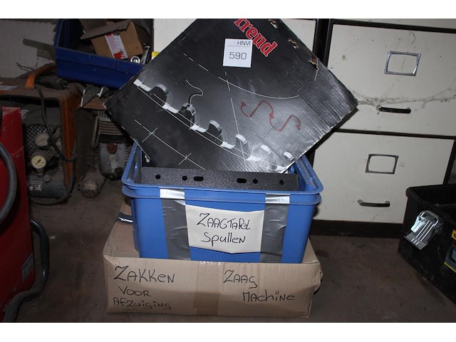 Drie zaagbladen in diverse uitvoeringen w.o. 400,00 x 3,60 x 30,00z32. - afbeelding 3 van  3