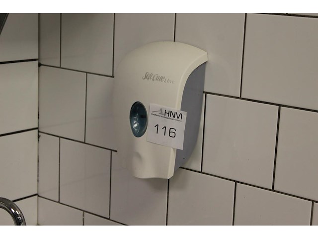 Drie zeepdispensers softcare. - afbeelding 1 van  3
