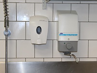 Drie zeepdispensers softcare. - afbeelding 2 van  3