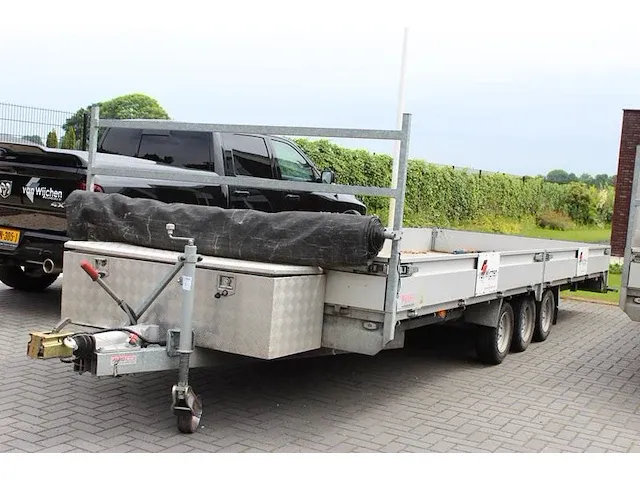 Drieassige middenas aanhangwagen peters met kenteken 76-wp-vt. afmeting 236 x 650 cm. v.v. van afdekdoek op... - afbeelding 1 van  5