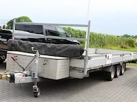 Drieassige middenas aanhangwagen peters met kenteken 76-wp-vt. afmeting 236 x 650 cm. v.v. van afdekdoek op... - afbeelding 1 van  5