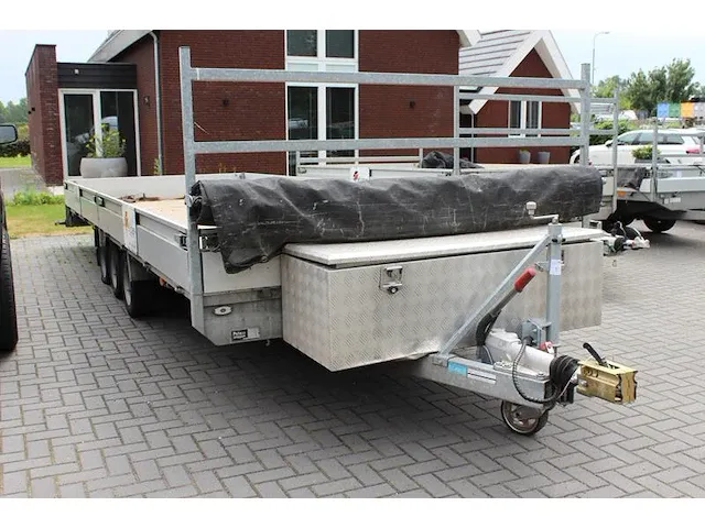 Drieassige middenas aanhangwagen peters met kenteken 76-wp-vt. afmeting 236 x 650 cm. v.v. van afdekdoek op... - afbeelding 2 van  5