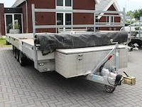 Drieassige middenas aanhangwagen peters met kenteken 76-wp-vt. afmeting 236 x 650 cm. v.v. van afdekdoek op... - afbeelding 2 van  5