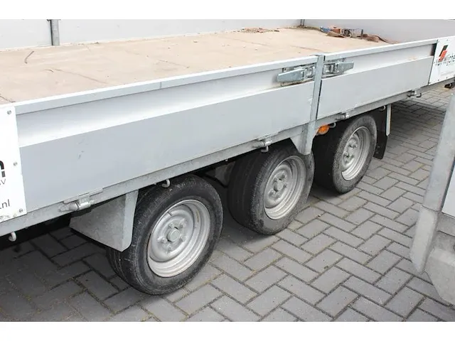 Drieassige middenas aanhangwagen peters met kenteken 76-wp-vt. afmeting 236 x 650 cm. v.v. van afdekdoek op... - afbeelding 4 van  5