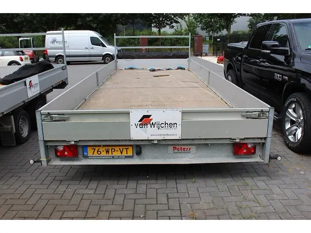 Drieassige middenas aanhangwagen peters met kenteken 76-wp-vt. afmeting 236 x 650 cm. v.v. van afdekdoek op... - afbeelding 5 van  5