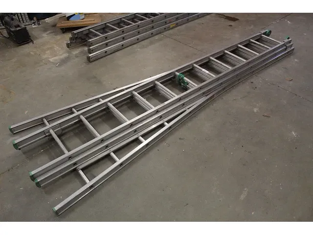 Driedelige aluminium ladder lsc met 3 x 12 treden - afbeelding 1 van  3