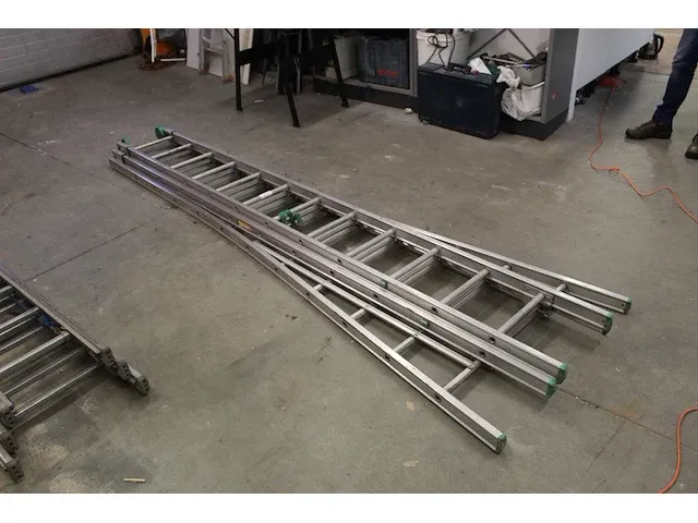 Driedelige aluminium ladder lsc met 3 x 12 treden - afbeelding 2 van  3