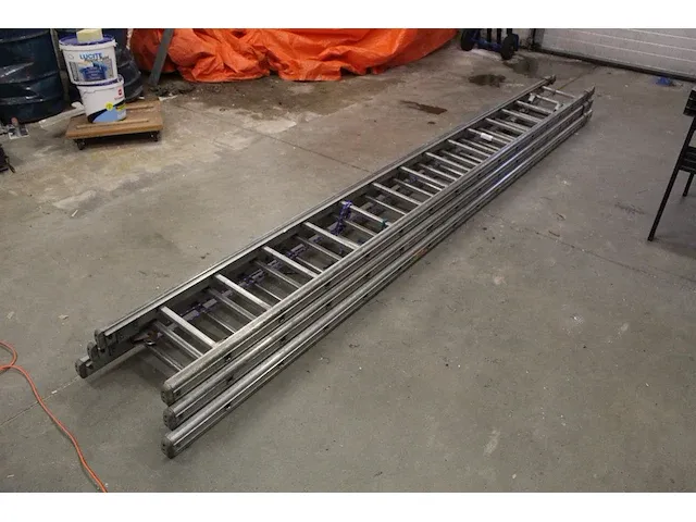 Driedelige aluminium ladder lsc met 3 x 15 treden - afbeelding 1 van  3