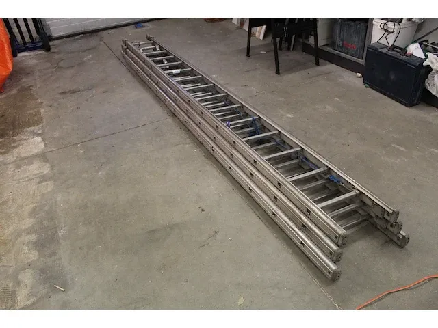 Driedelige aluminium ladder lsc met 3 x 15 treden - afbeelding 2 van  3