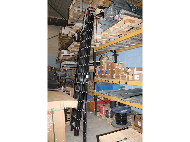 Driedelige aluminium opsteekladder kelfort met 3x14 treden. - afbeelding 2 van  3