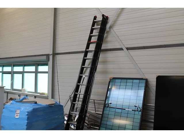 Driedelige ladder altrex zr3099 mounter met 3 x 14 treden en maximale hoogte 935 cm. - afbeelding 1 van  6