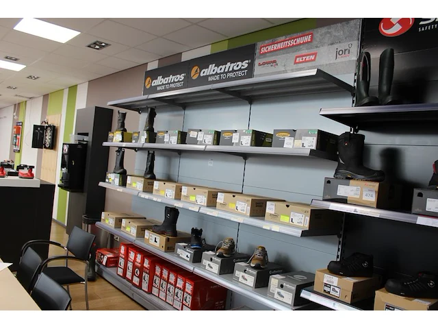 Driedelige winkel wandstelling met afmeting 300 x 60 x 260 cm. afhalen vanaf 12.00 uur - afbeelding 1 van  2